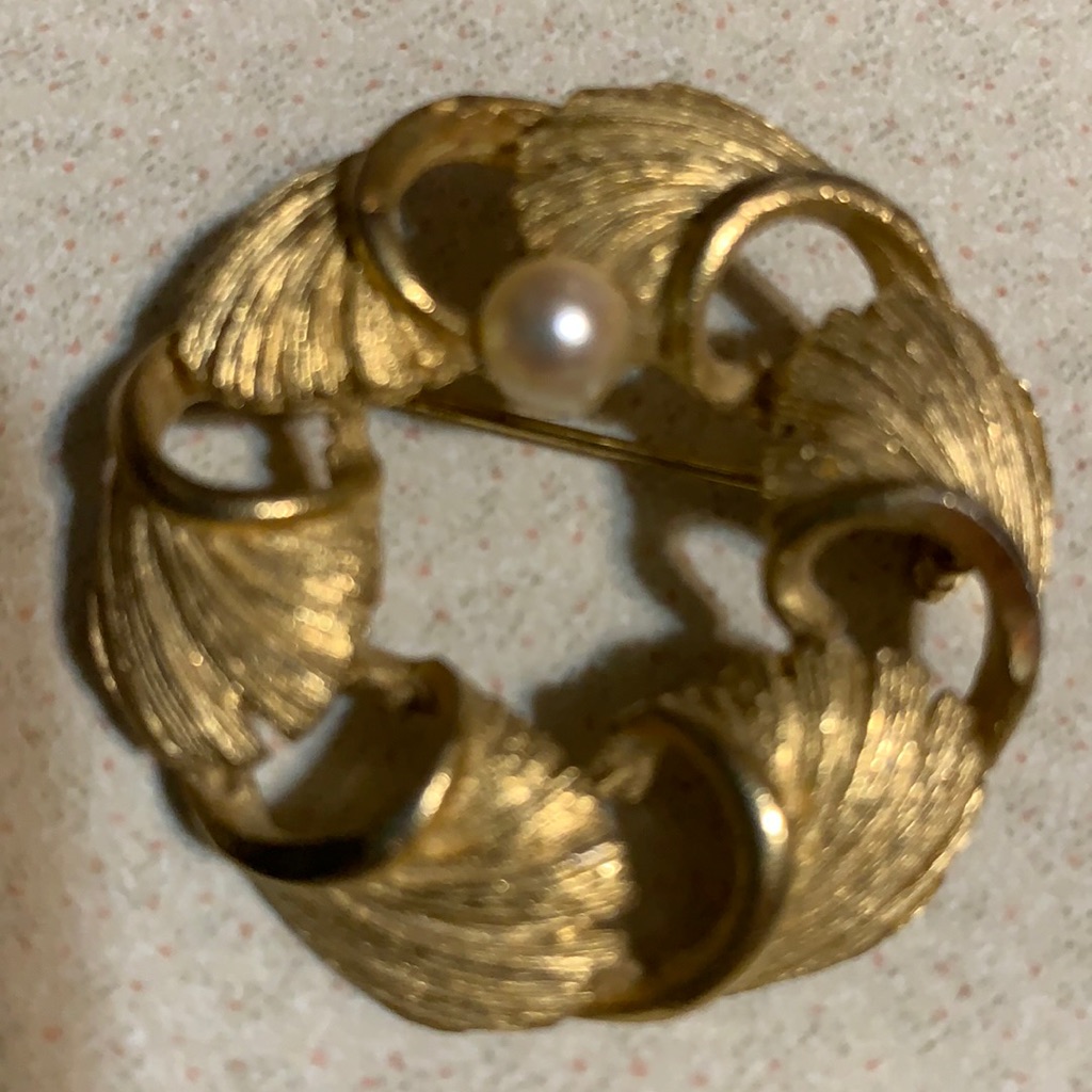 Bsk Gold Tone Round Broach With Pearl Accent(104)